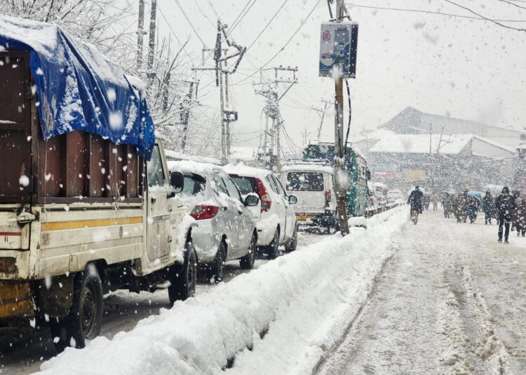 Authorities yet to clear snow of roads in Sopore: Alleges residents