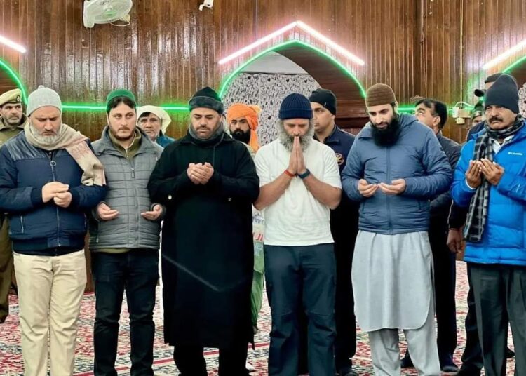 Rahul, Priyanka pay obeisance at Kheer Bhawani temple in Gbl, Hazratbal Shrine Sgr