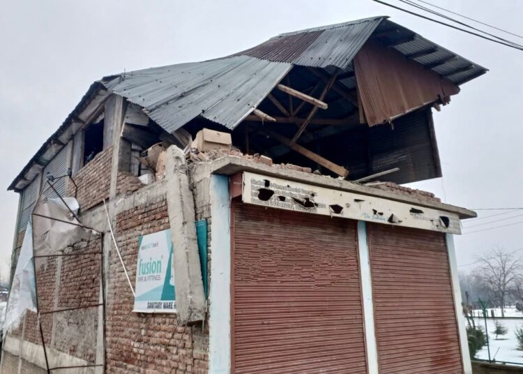 Hurriyat leader’s ‘illegal’ shoping complex demolished in Anantnag