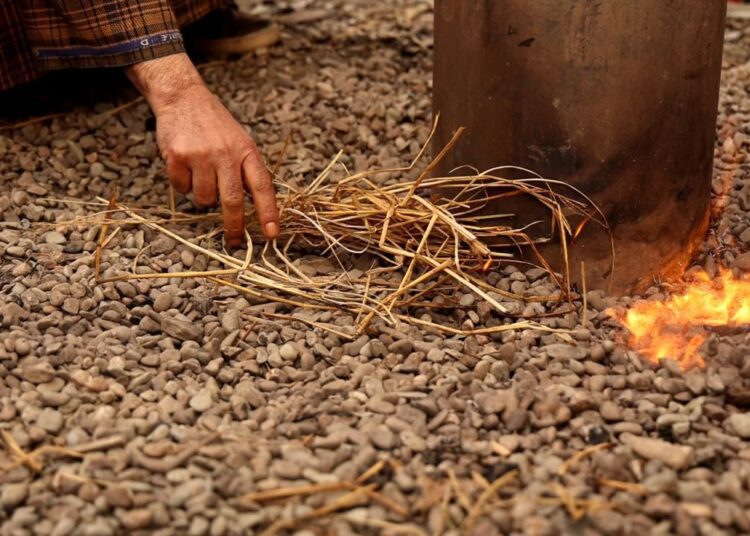 Gas emissions from tube well creates scare in Sopore village
