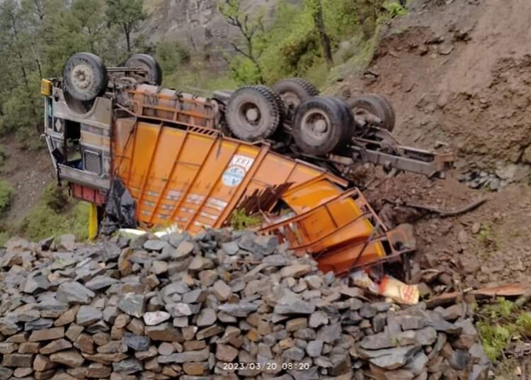 Mudslide, shooting stones disrupt traffic on Sgr-Jmu highway in Ramban
