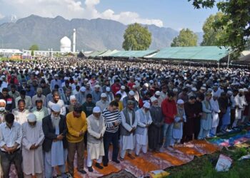 Large congregations mark Jumat-ul-Vida in Kashmir, Jammu