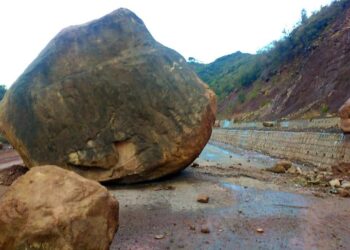 Two Pulwama residents dead as shooting stone hits truck in Ramban