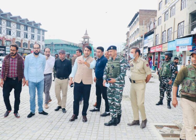 DC Srinagar tours Lal Chowk and adjoining areas of the City