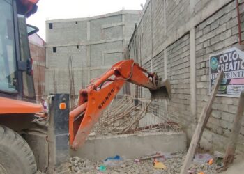 Municipal Committee Handwara Demolishes ‘Illegal’ Under-construction Shopping Complex