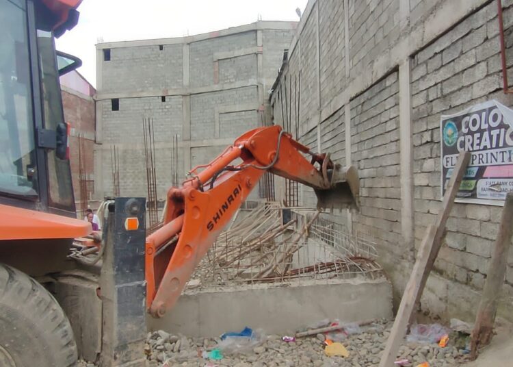 Municipal Committee Handwara Demolishes ‘Illegal’ Under-construction Shopping Complex