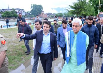 Lt Governor visits Jhelum Riverfront, says govt to restore historical glory of Srinagar city