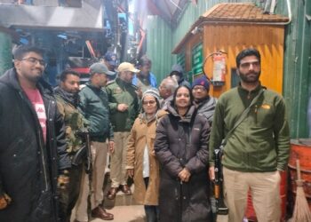 Baramulla Police rescues nearly 250 tourists as Gondola gets stuck at Affarwat in Gulmarg