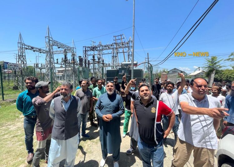 Industrial Estate employees protest in Sopore over power crises