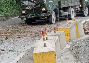 2 army soldiers injured as tree falls on their vehicle in Ramban