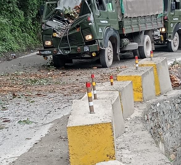 2 army soldiers injured as tree falls on their vehicle in Ramban