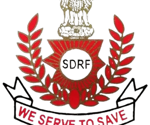 SDRF carries out patrolling in Dal Lake to ensure safety of inhabitants amid foggy weather