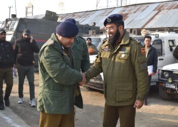 IGP Kashmir visits Baramulla & Sopore, takes stock of security scenario