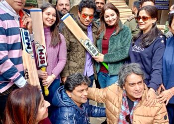 Sachin Tendulkar visits bat factory in Pulwama