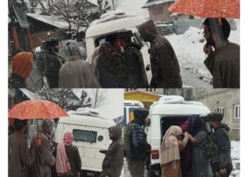 Sopore Police rescues Pregnant women amidst heavy snowfall in Rafiabad