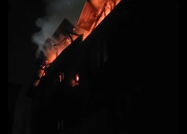 Massive Fire Breaks Out in Srinagar Locality, Firefighter Suffers Injuries