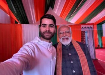 Pulwama’s young beekeeper takes selfie with PM Modi, trends on social media
