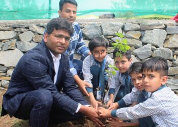 Aarifeen School of Excellence Baramulla Celebrates Environment Day with Enthusiasm