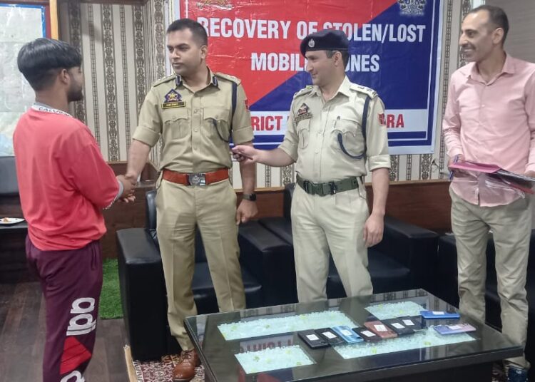 Police returns stolen mobiles to owners in Kupwara