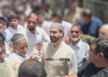 Mirwaiz Umar visits Bohri Kadal, Sgr, expresses solidarity with fire affected, hails Admin, police role