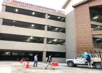 Journalists irked by early closure of parking lot at Srinagar Press Enclave