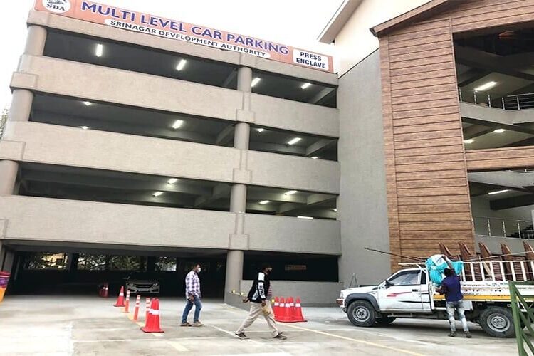Journalists irked by early closure of parking lot at Srinagar Press Enclave