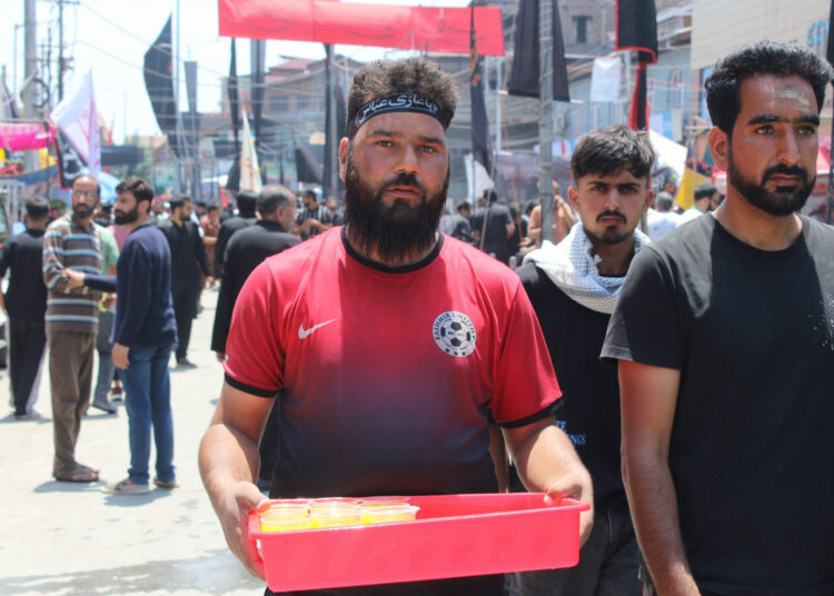Ehsaas Foundation Sets Up Camp at Zadibal Srinagar, Distributes Refreshments Among Shia Mourners on Youm-e-Ashura