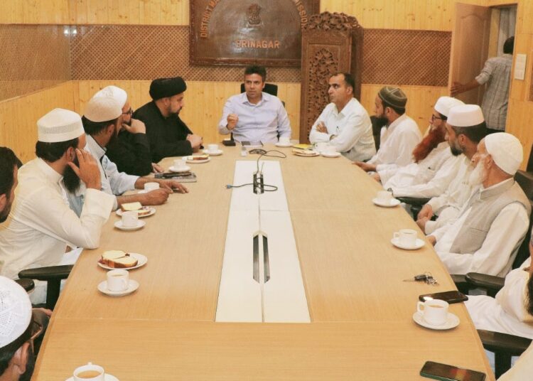 DC Srinagar hold meeting with religious scholars on Shia-Sunni Unity