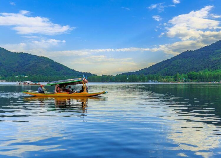 Amid scorching heat, tourists, locals throng picnic resorts across Kashmir
