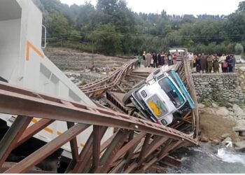 Bridge collapses at Heerpora, Shopian; Locals demand investigation
