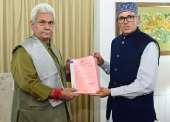 Omar meets LG Sinha at Raj Bhawan, stakes claim on Govt formation