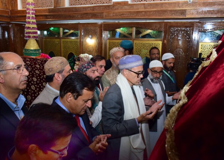 Chief Minister Omar Abdullah pays obeisance at Charar-i-Sharief on Urs of Sheikh Nooruddin Noorani (RA)