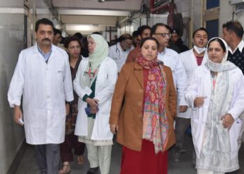 Sakeena Masood conducts surprise inspection of SMHS Hospital, Super Speciality hospital Srinagar