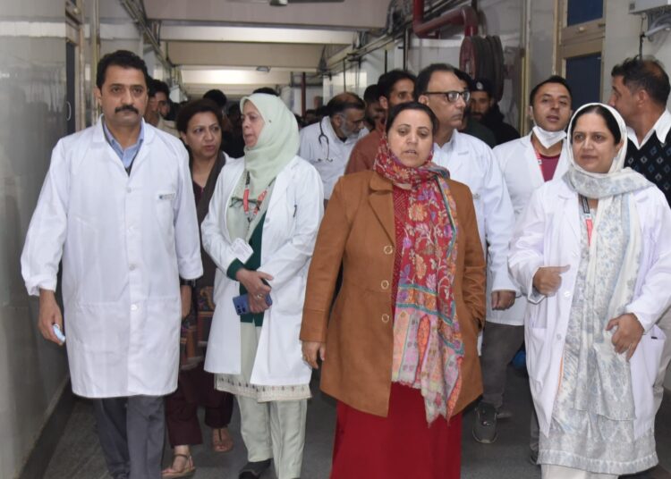 Sakeena Masood conducts surprise inspection of SMHS Hospital, Super Speciality hospital Srinagar