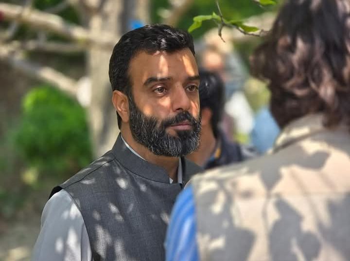 MP Aga Ruhullah, Waheed Parra among others outside CM’s residence to protest over Reservation Policy row