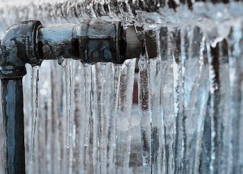 Taps, pipelines freeze amid bone-chilling cold in Kashmir