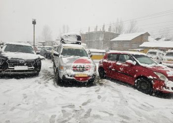 Snowfall makes Srinagar-Jammu National Highway slippery