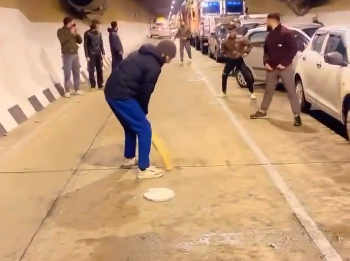 Snow strands hundreds of commuters in Banihal; for some it’s cricket all right