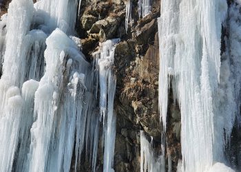 Frozen waterfall at Drung in Tangmarg draws tourists’ attention