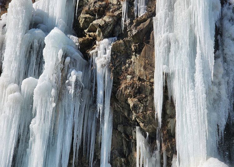 Frozen waterfall at Drung in Tangmarg draws tourists’ attention