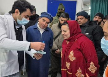 Sakeena Itoo Conducts Surprise Inspection Of JLNM Hospital, Reviews Medical Facilities