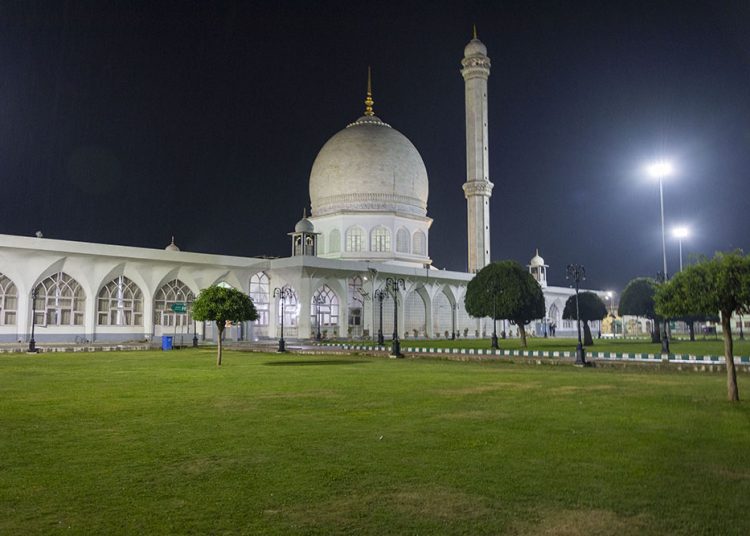 Friday Following Meraj-ul-Aalam: Nearly one lakh devotees converge at Dargah Hazratbal