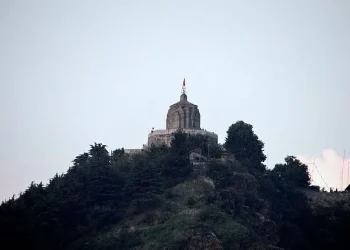 Devotees flock to Shankaracharya Temple for Maha Shivaratri prayers