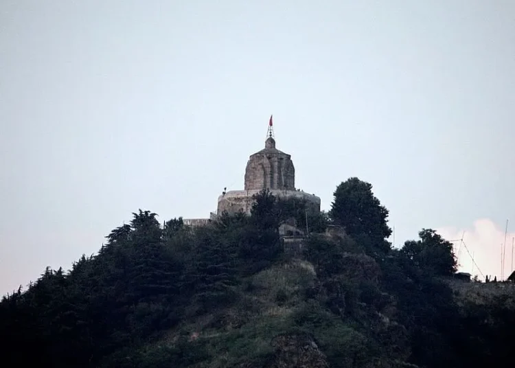 Devotees flock to Shankaracharya Temple for Maha Shivaratri prayers