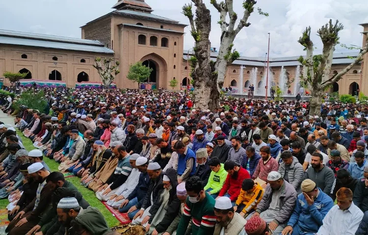 First Friday of Ramadan 2025: Ocean of devotees offer prayers across Kashmir