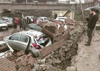 Wall Collapses at JLNM Hospital Parking, Several Vehicles Damaged