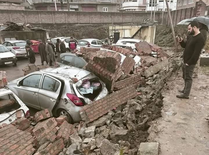 Wall Collapses at JLNM Hospital Parking, Several Vehicles Damaged