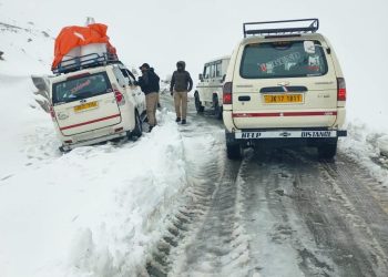 Amid Snowfall: Stranded Passenger Vehicle Rescued at Sinthan Top By Anantnag Police