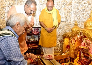 Lieutenant Governor pays obeisance at Daati Maa Dev Sthan in border village of Changiya, Arnia Jammu
