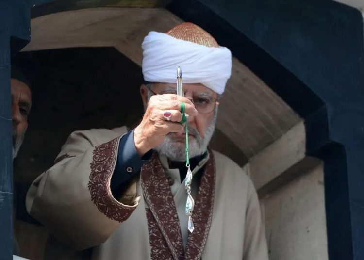 Milad-un-Nabi (SAW) celebrated with zeal, thousands flock Dargah Hazratbal shrine